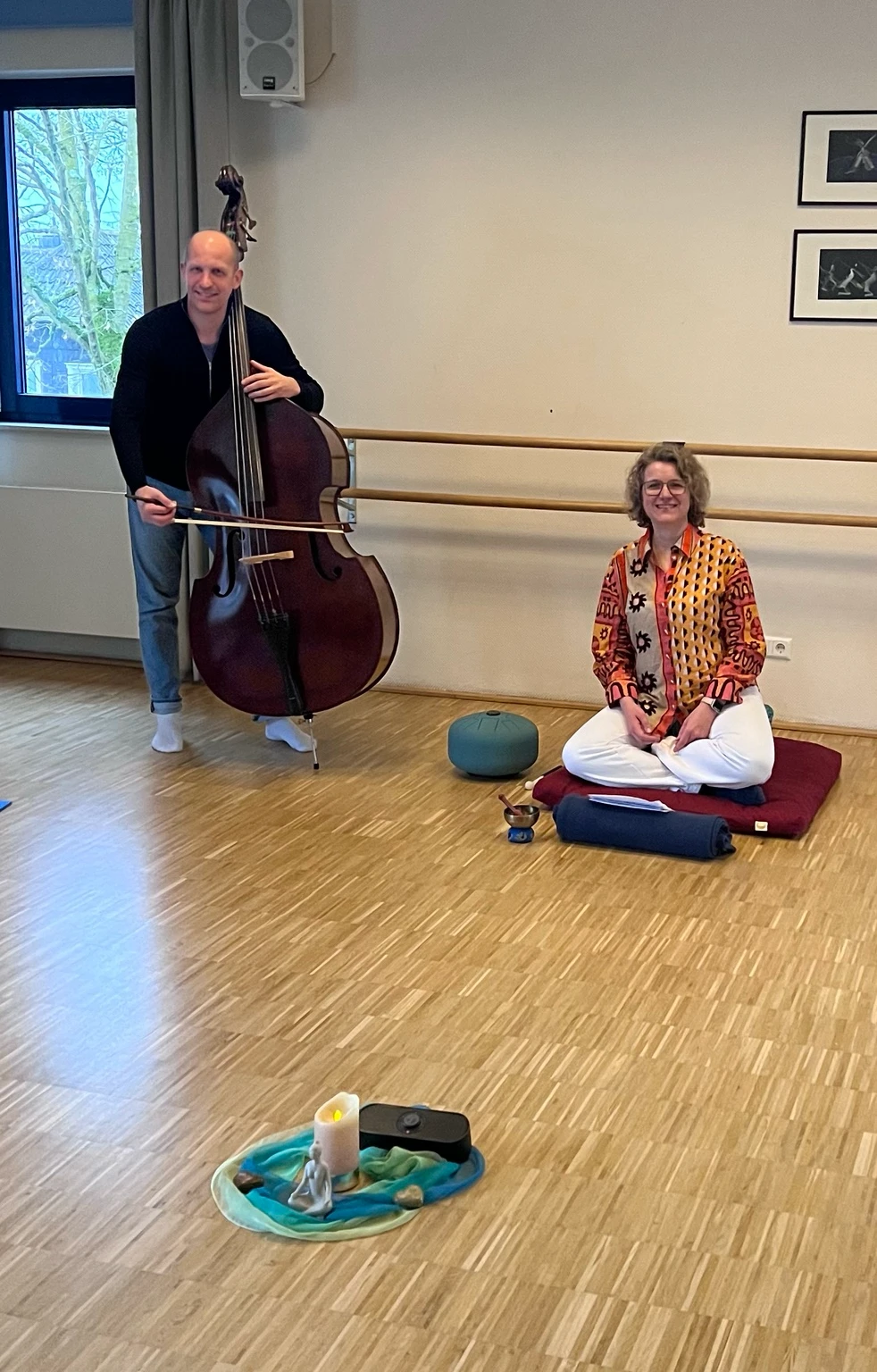 Klangmeditation mit Kontrabass im Seminarraum